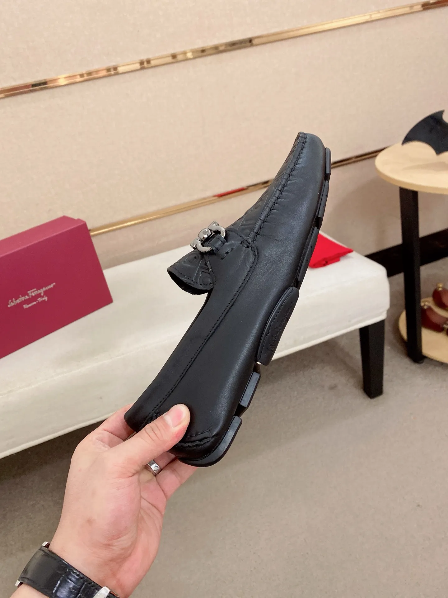Men's shoes💰: 560💰High-end quality! Ferragamo🆕🆕Exclusive hot-selling products in stock🔥🔥New products on the shelves, high-quality Ferragamo men's pea shoes, high-end casual driving shoes, with complete packaging! 💪 💪 Material: imported cowhide 🐂 + imported high-quality water-dyed cowhide lining + wear-resistant outsole 👍🏻👍🏻 Features: high-end and comfortable, purely handmade 🚀 🚀 Create the perfect shoes that suit you best 🔥 🔥 Size: (38-44) 45 standard size can be customized!